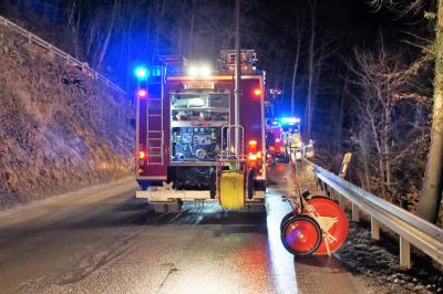 Lenningen: Schwertransporter faehrt sich auf Grabenstetter Steige fest und verliert Betriebsmittel